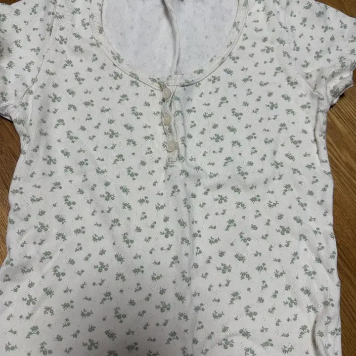 [BUNJANG] Brandy Melville Flower Top / 브랜디멜빌 플라워 탑
