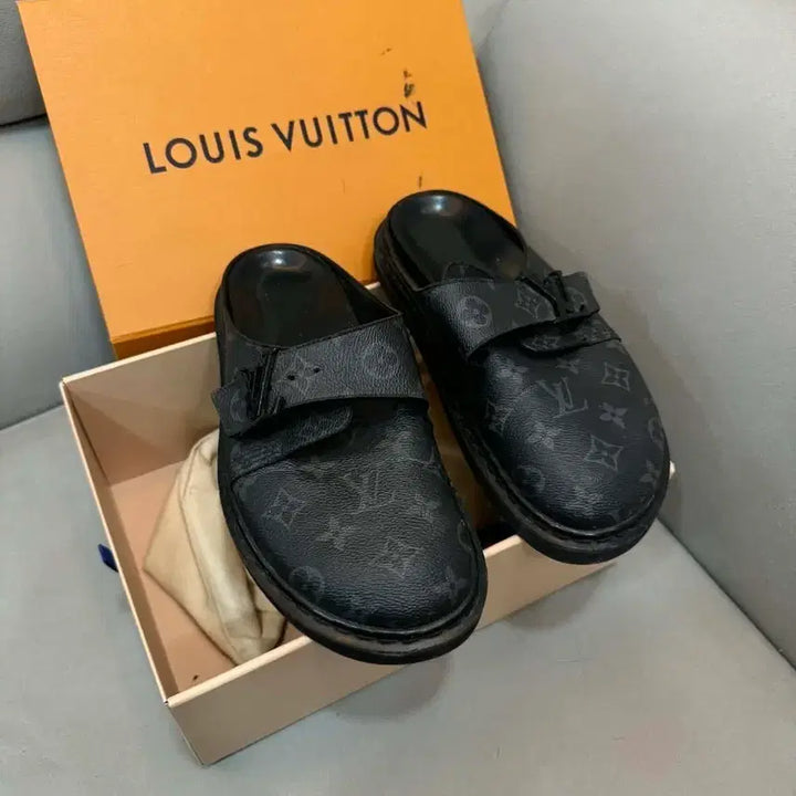 [BUNJANG] Louis Vuitton Monogram LV Easy Mule Slippers Size 5 / 루이비통 모노그램 LV 이지 뮬 슬리퍼 5사이즈