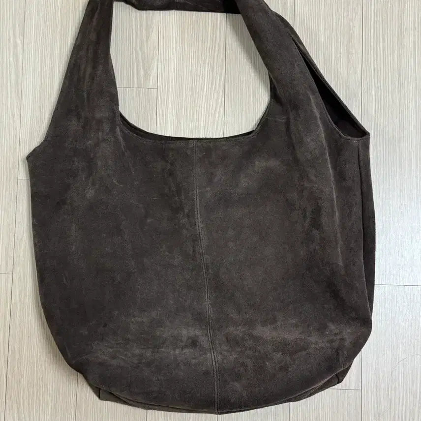 [BUNJANG] Muzian Titel Suede Flow Bag Brown / 마지언타이틀 스웨이드 플로우 백 브라운