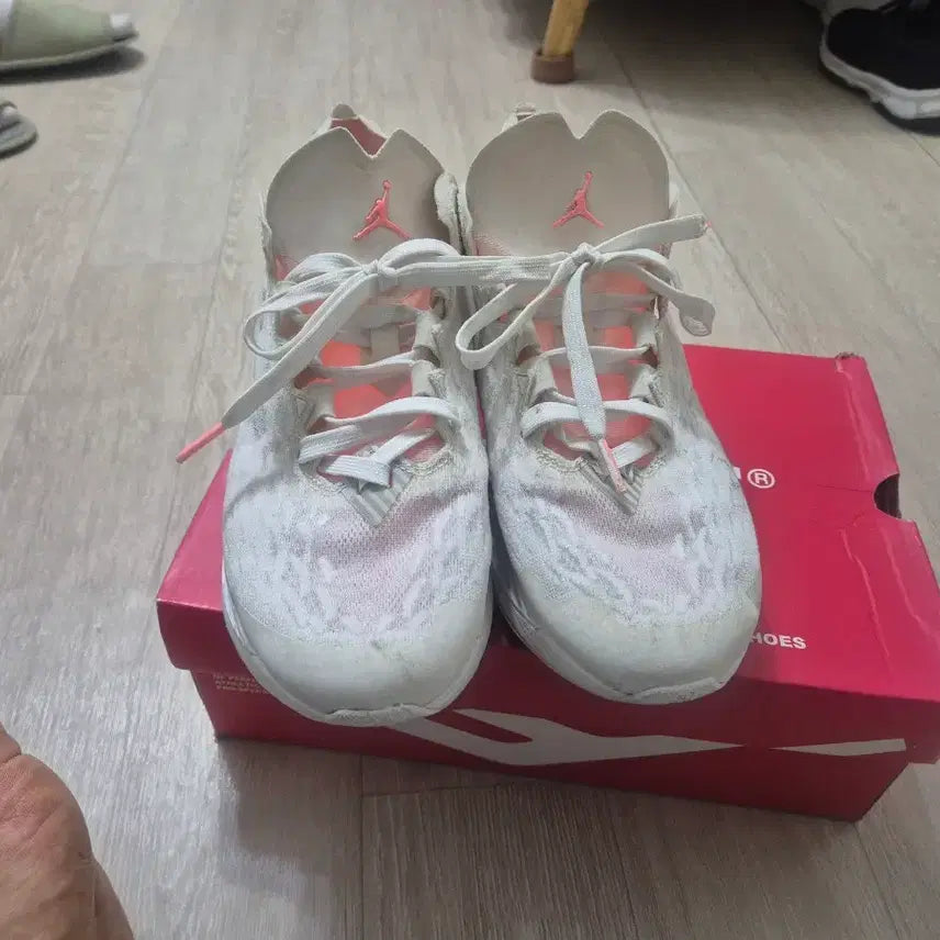 [BUNJANG] Nike Jordan White Sneakers / 나이키 조던 화이트 운동화   270