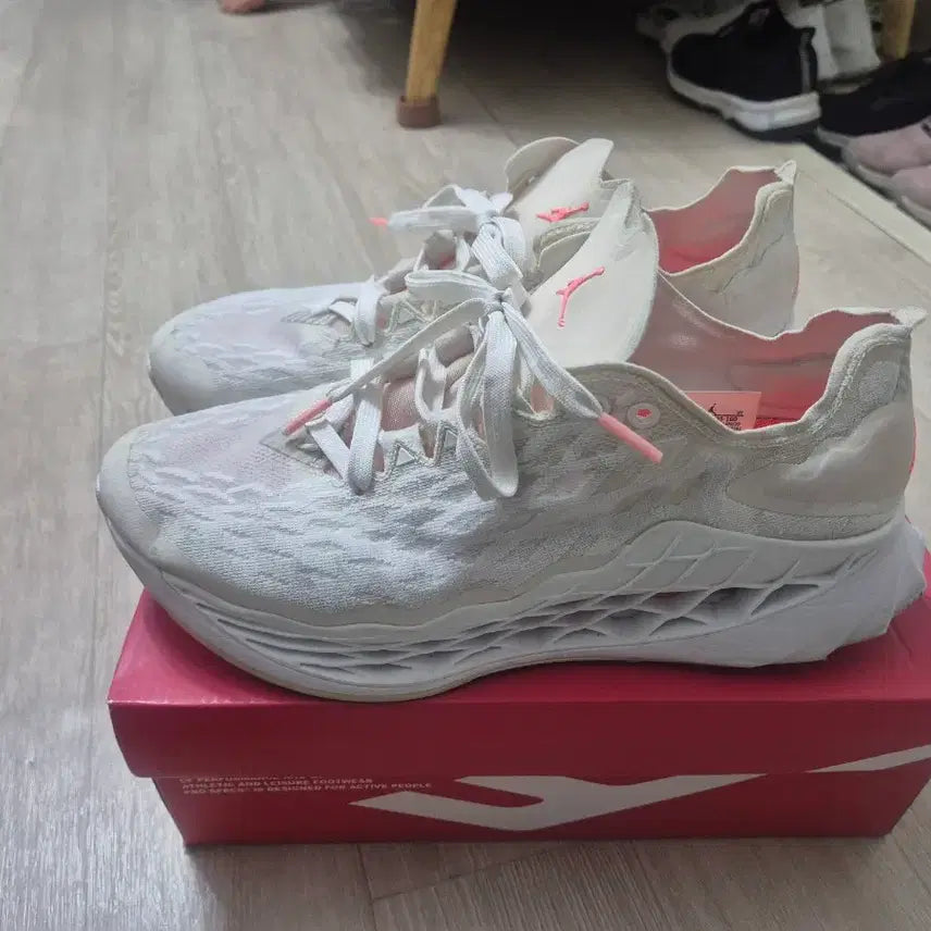 [BUNJANG] Nike Jordan White Sneakers / 나이키 조던 화이트 운동화   270