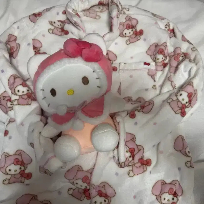 [BUNJANG] Sanrio Hello Kitty x SPAO Sleepwear Top (XL) &amp; Hello Kitty Plush Doll / 판매) 팬싸템 산리오 헬로키티 스파오 수면 잠옷 상의 XL+헬로키티 인형