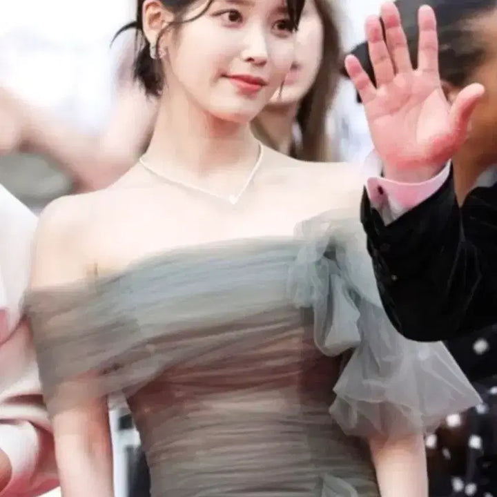 [BUNJANG] IU Graduation Dress Rental / 아이유 드레스 졸업사진 대여