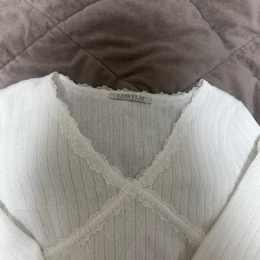 [BUNJANG] Lowflat White Lace V-Neck Knit / 로우플랫 화이트 레이스 브이넥 니트