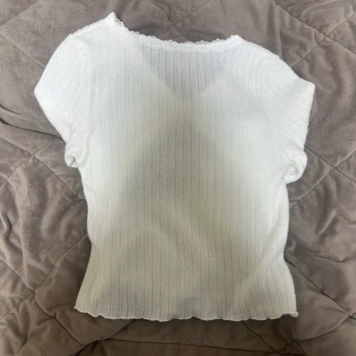 [BUNJANG] Lowflat White Lace V-Neck Knit / 로우플랫 화이트 레이스 브이넥 니트