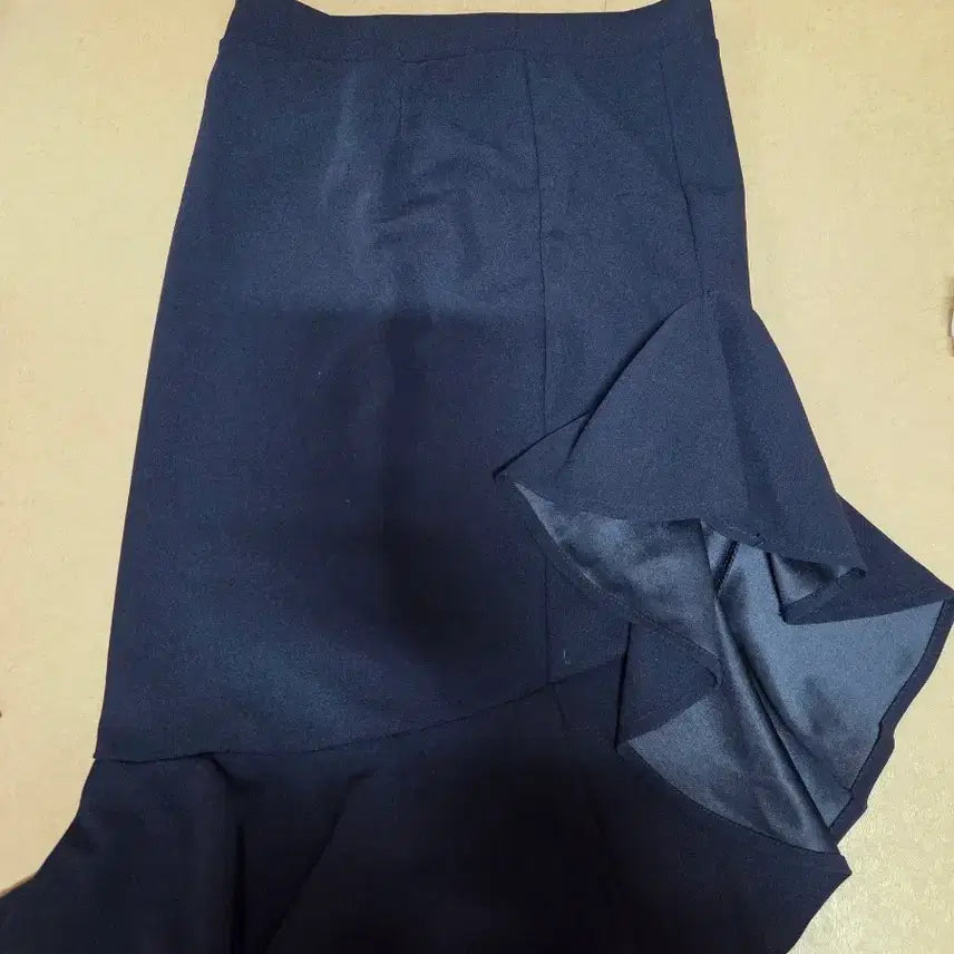 [BUNJANG] Black Asymmetrical Ruffle Elastic Skirt / 블랙 언발란스 프릴 고무줄스커트