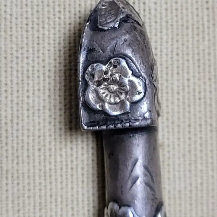 [BUNJANG] Antique Sterling Silver Chrysanthemum Ewha Pattern Hairpin / 옛날 오래된 순은 국화이화문 은비녀