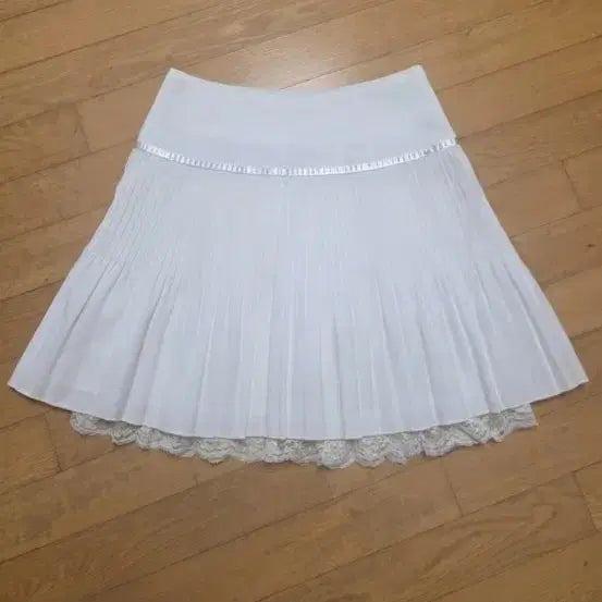 [BUNJANG] White Pleated Skirt &amp; Lace Blouse Set / 화이트 플리츠 스커트 &amp; 레이스 블라우스 세트(택포)