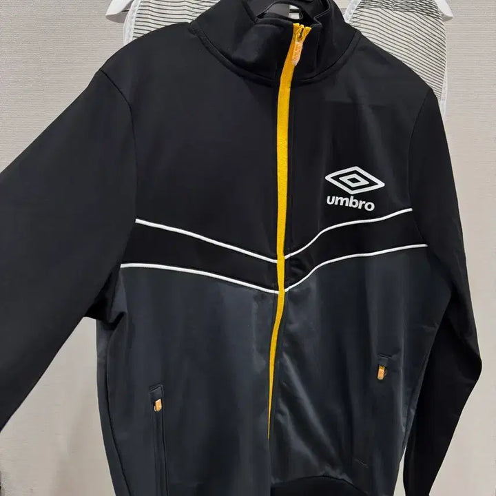[BUNJANG] Umbro Track Top Jersey Zip-Up Size S / 엄브로 트랙탑 져지 집업
