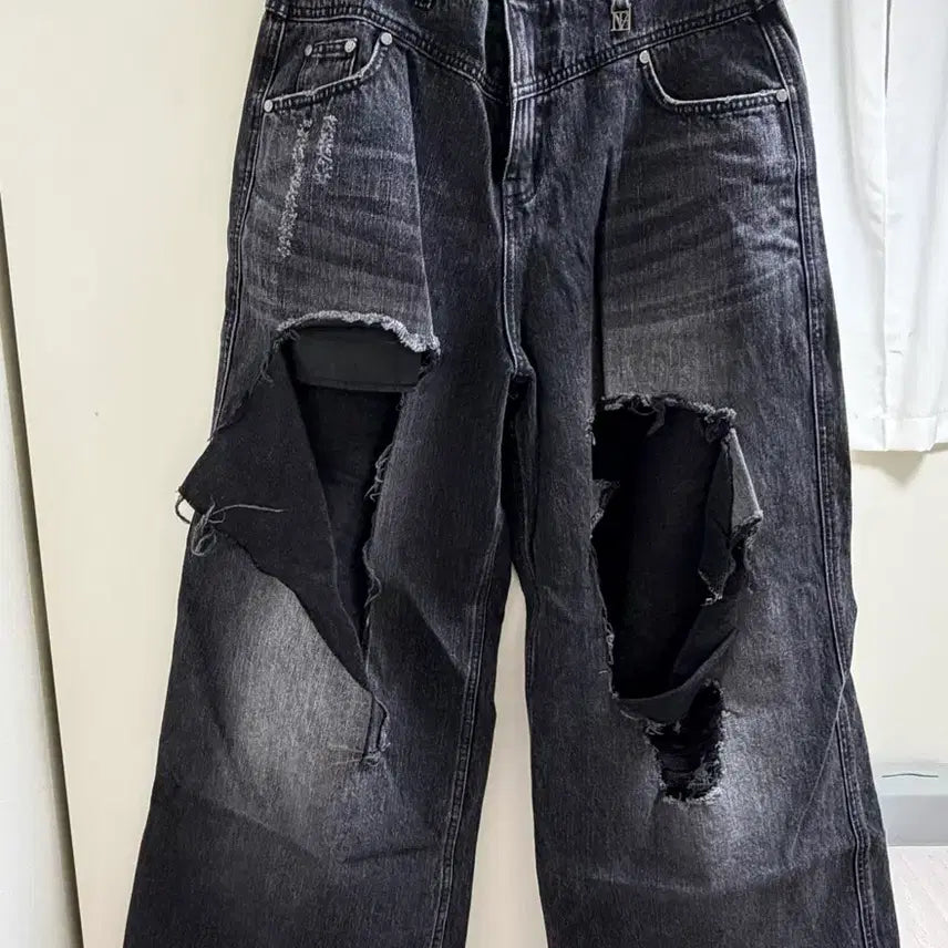 [BUNJANG] Trimingbird Cut-out Distressed Denim Pants Black / 트리밍버드 컷아웃 데미지 데님 팬츠 블랙