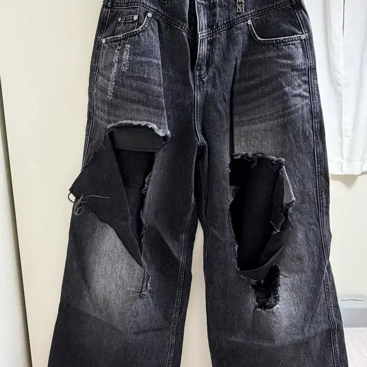 [BUNJANG] Trimingbird Cut-out Distressed Denim Pants Black / 트리밍버드 컷아웃 데미지 데님 팬츠 블랙