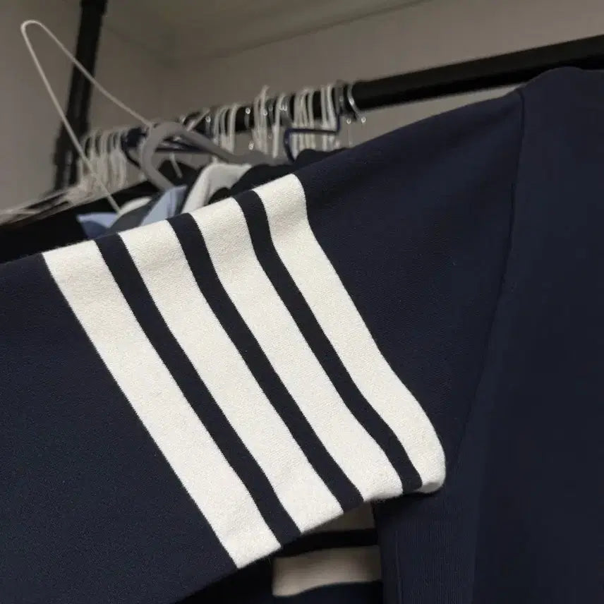 [BUNJANG] Thom Browne Striped Patch Navy Sweatshirt Size 4 / 톰브라운 사선완장 네이비 맨투맨 4사이즈 새상품급