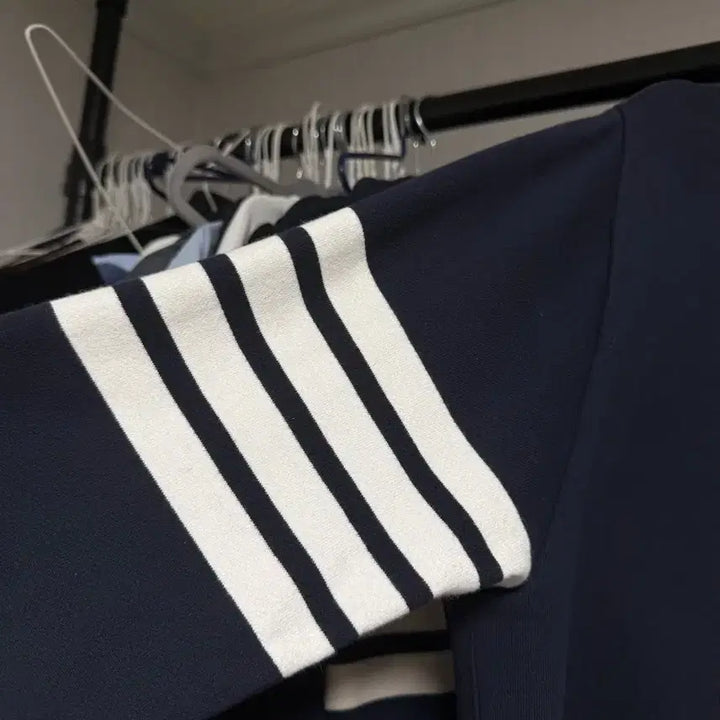 [BUNJANG] Thom Browne Striped Patch Navy Sweatshirt Size 4 / 톰브라운 사선완장 네이비 맨투맨 4사이즈 새상품급