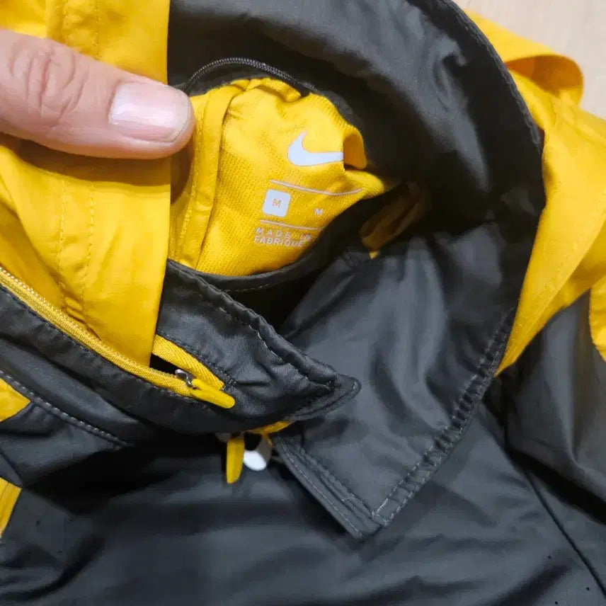[BUNJANG] Nike Gyakusou Windrunner Jacket Black/Yellow / 나이키 갸쿠소우 윈드러너 자켓 블랙/옐로우