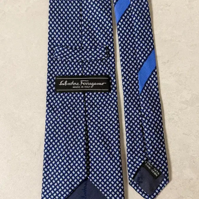 [SOLD OUT] 페라가모 네이비 패턴 실크 넥타이