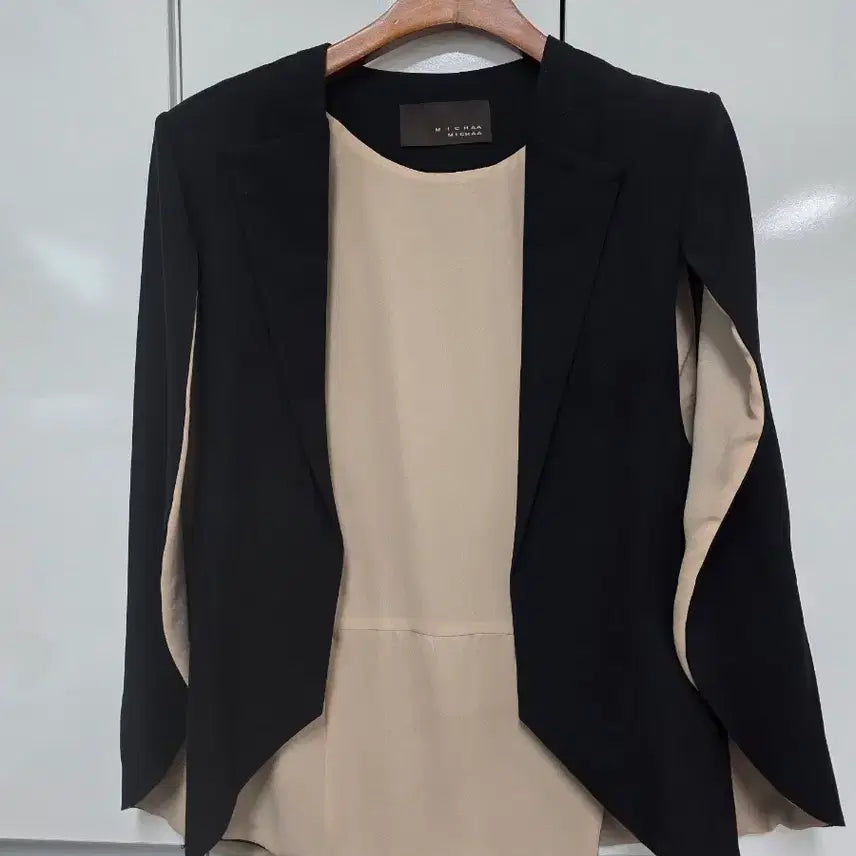 [BUNJANG] Misha Cape Black Beige Color Block / 미샤 케이프 블랙 베이지 배색