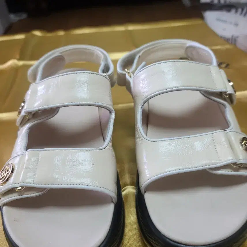 [BUNJANG] Ivory Velcro Platform Sandals (Size 235-240) / 아이보리 벨크로 샌들 플랫폼 240 235