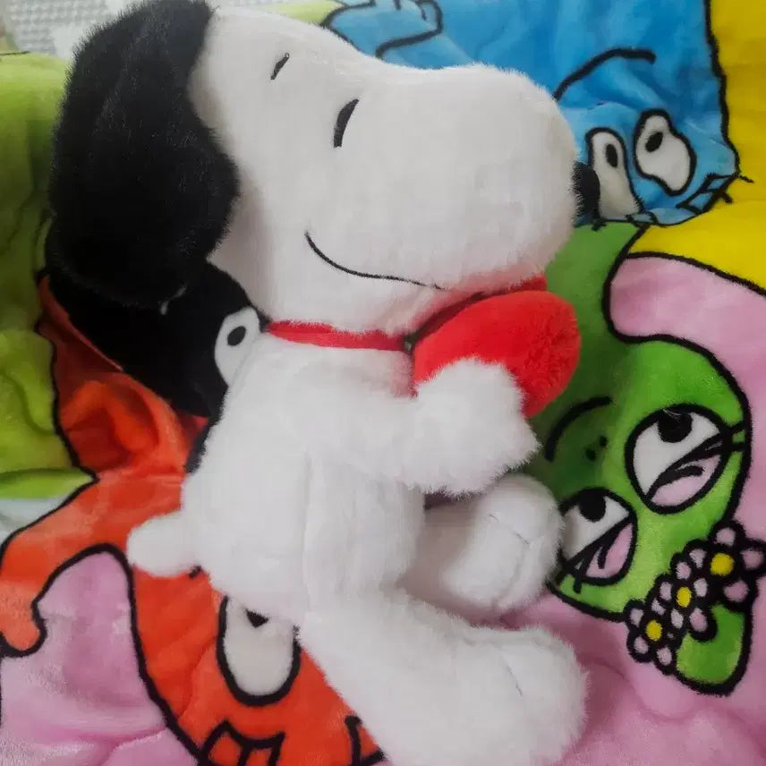 [BUNJANG] Snoopy Hugging Heart Plush (Medium) / 스누피 하트 안고 있는 인형(중형)