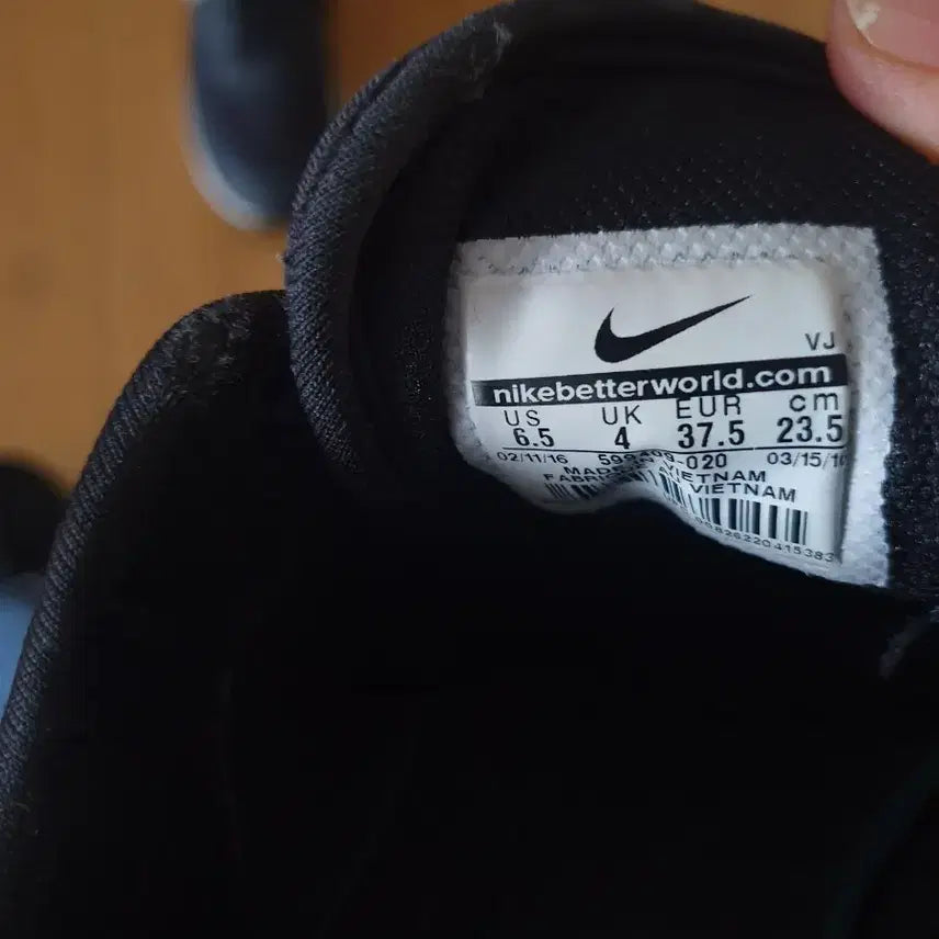 [BUNJANG] Nike Black Sneakers &amp; Adidas Silver Sneakers / 나이키 검정 운동화 / 아디다스 은색 운동화230~235  각각금액