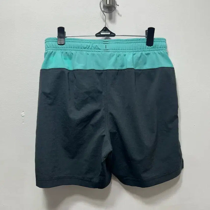 [BUNJANG] Under Armour Black/Mint Athletic Shorts (Size S) / 언더아머 반바지 블랙/민트 운동복 S
