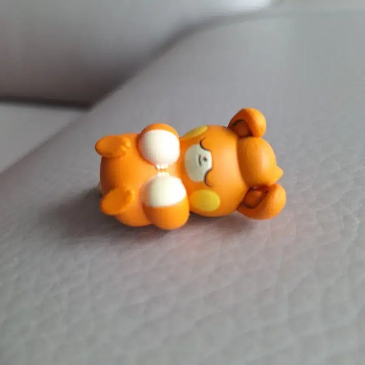 [BUNJANG] Orange Lying Bear Figurine / 오렌지색 엎드린 곰돌이 피규어