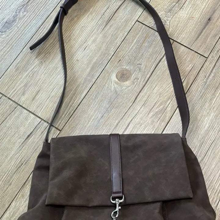 [BUNJANG] Ouhy Chloe Suede Shoulder Bag / 오브히 클로이 스웨이드백