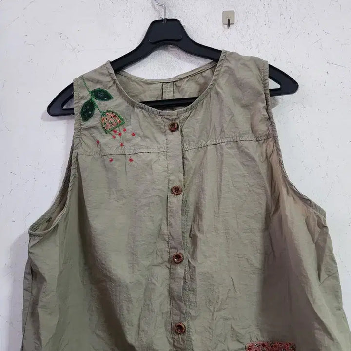 [BUNJANG] Vintage Style Sleeveless Blouse Khaki / 빈티지 스타일 민소매 블라우스 카키