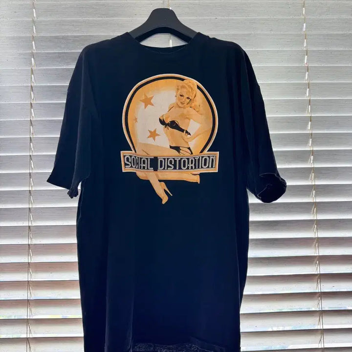[SOLD OUT] [XXL] 00s 소셜 디스토션 핀업걸 밴드티