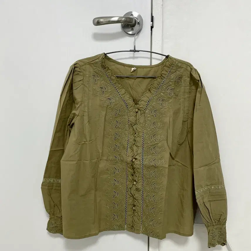 [BUNJANG] Punch Blouse / 펀칭블라우스