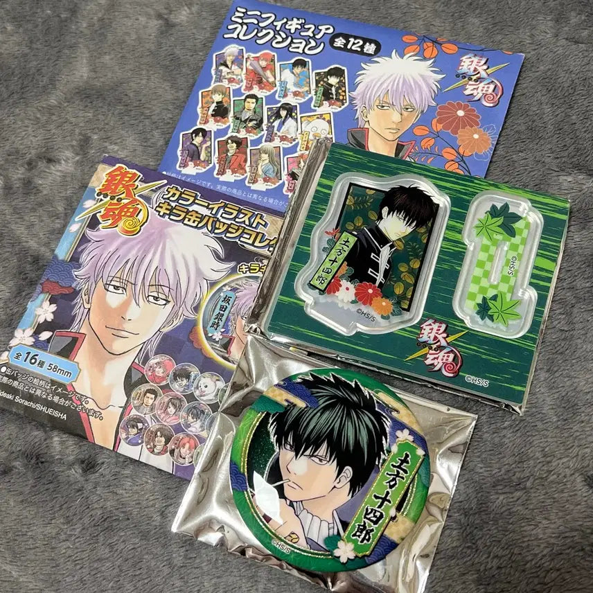 [BUNJANG] Gintama Hijikata Toshiro Jump Shop Acrylic Stand &amp; Can Badge Bundle / 은혼 중국 점프샵 히지카타 아크릴스탠드 캔뱃지 일괄