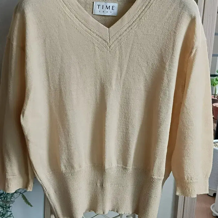 [BUNJANG] TIME V-Neck Knit Beige / TIME V넥 니트 베이지 컬러55