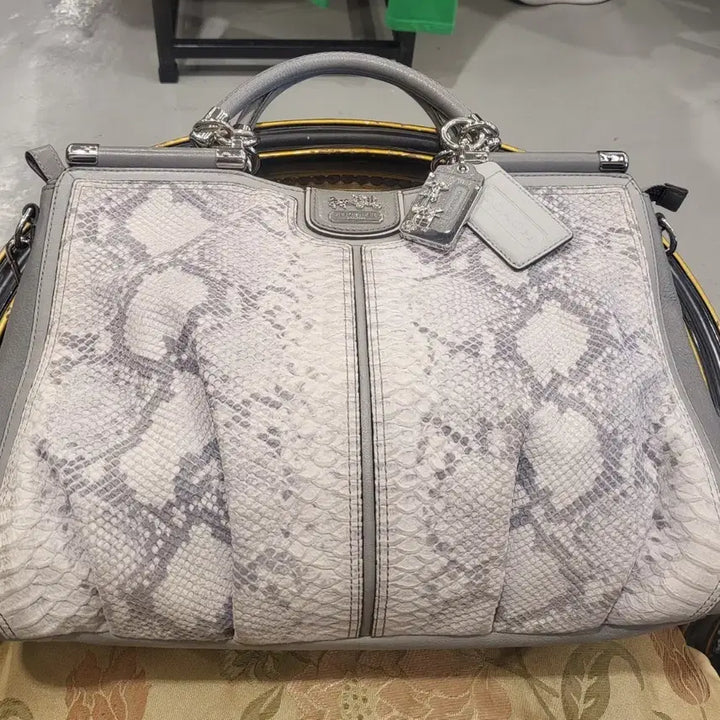 [BUNJANG] Coach Snakeskin Embossed Tote Bag Gray / 코치 뱀피 토트백 그레이