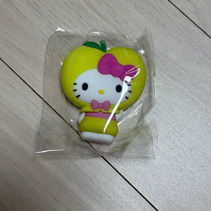 [BUNJANG] Sanrio Fruity Series Kitty Magnet / 산리오 후르츠 과일시리즈 자석 키티