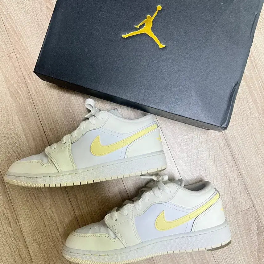 [BUNJANG] Nike Air Jordan 1 Low White/Yellow Sneakers / 235 나이키 에어 조던1 로우 화이트/옐로우 운동화