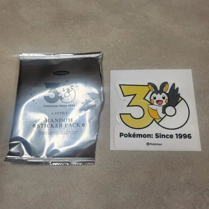 [BUNJANG] Pokemon 30th Anniversary Logo Sticker Emonga / 에몽가)포켓몬 30주년 로고 스티커 성수 팝업