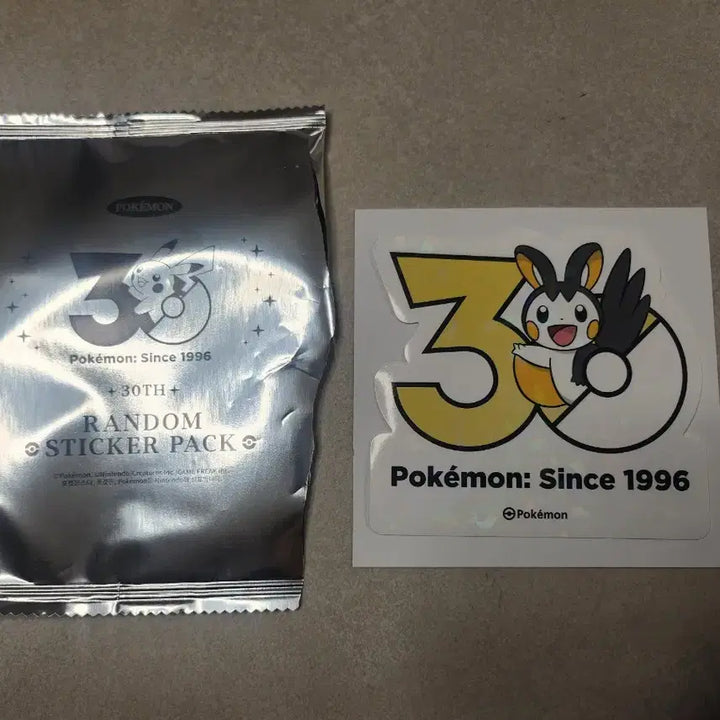 [BUNJANG] Pokemon 30th Anniversary Logo Sticker Emonga / 에몽가)포켓몬 30주년 로고 스티커 성수 팝업