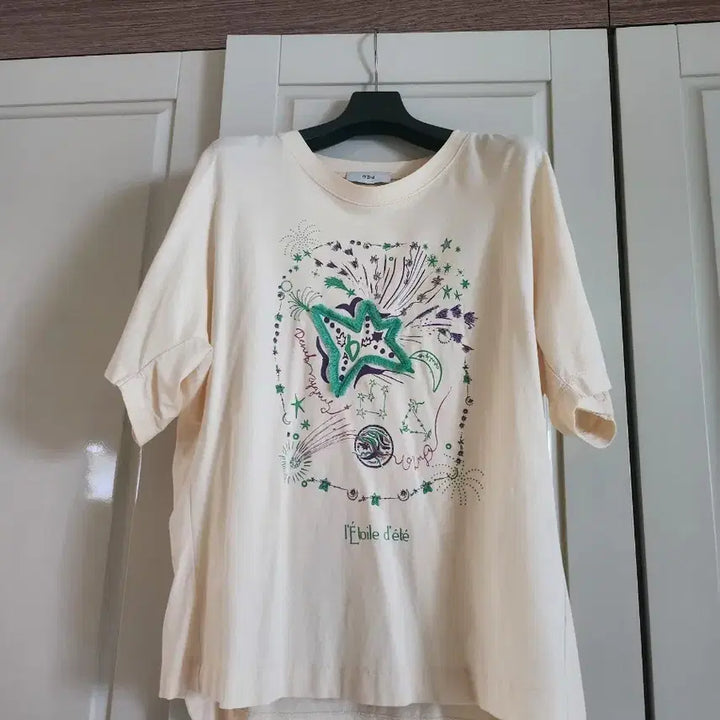 [BUNJANG] Ozweego Second Zodiac Print Asymmetrical Hem Blouse / 오즈세컨 티블라우스