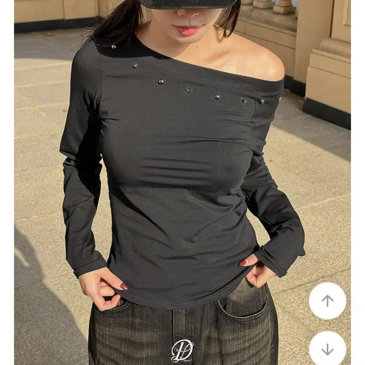 [BUNJANG] Studded Asymmetrical One-Shoulder T-Shirt / 스터드 언발 원숄더 티셔츠