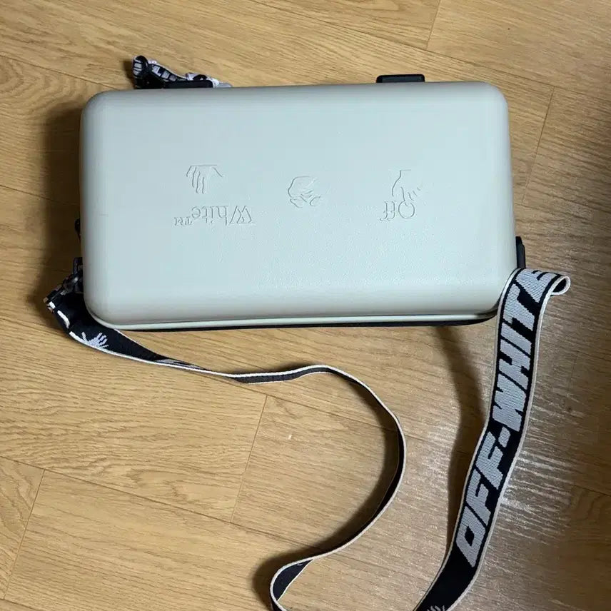 [BUNJANG] Off-White x Amorepacific Protection Box Bag / 오프화이트 x 아모레 퍼시픽 프로텍션 박스 가방