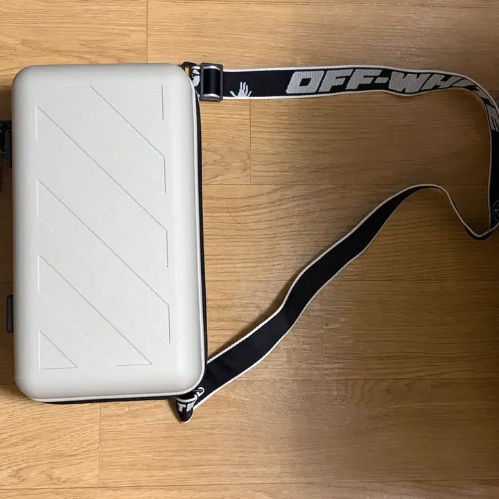 [BUNJANG] Off-White x Amorepacific Protection Box Bag / 오프화이트 x 아모레 퍼시픽 프로텍션 박스 가방