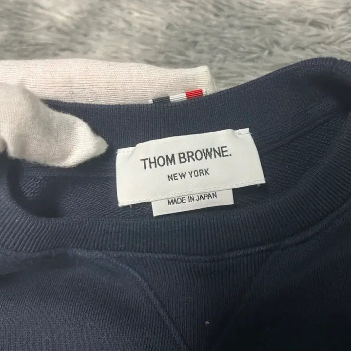 [SOLD OUT] [38 size] 새상품급 톰브라운 사선 네이비 맨투맨