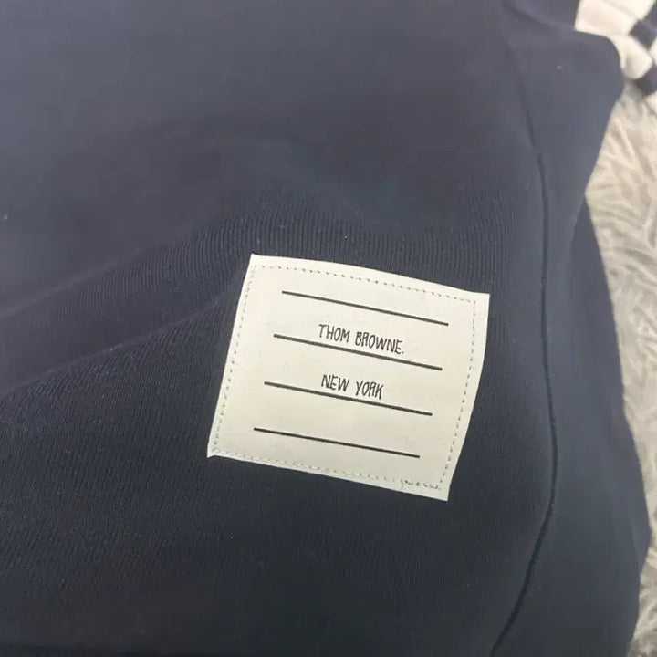 [SOLD OUT] [38 size] 새상품급 톰브라운 사선 네이비 맨투맨