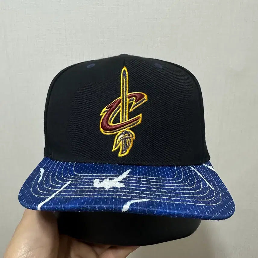 [BUNJANG] Mitchell &amp; Ness Cleveland Cavaliers Snapback Hat / 미첼앤네스 스냅백