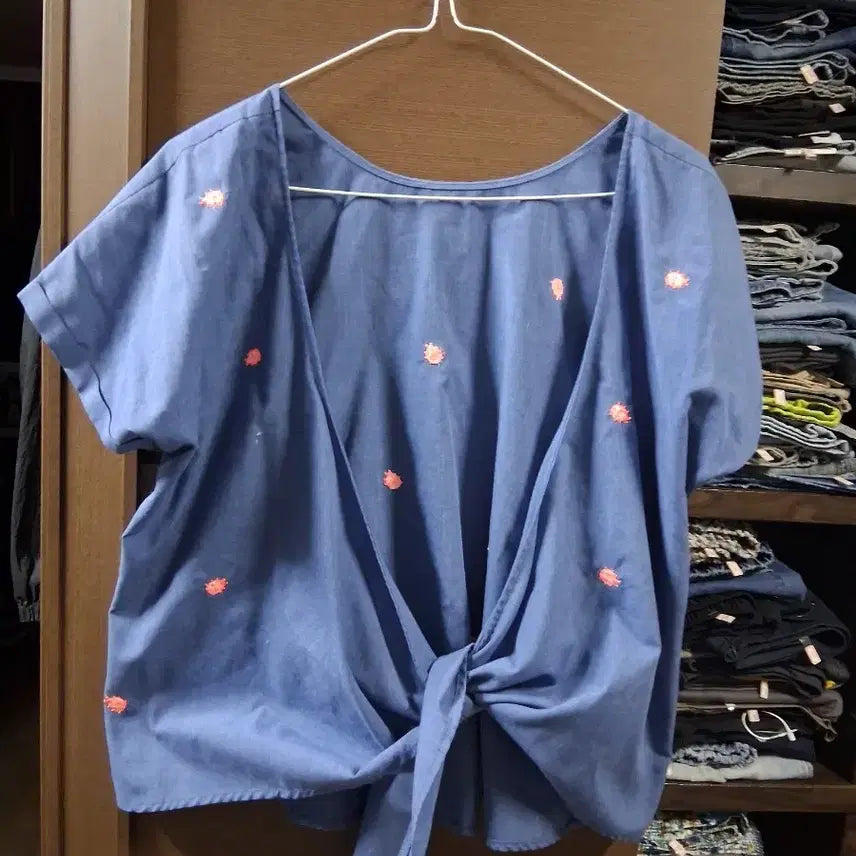[BUNJANG] The Tilbury Blue Tie Blouse with Embroidery / 더 틸버리 블루 매듭 블라우스 자수 포인트(프리)