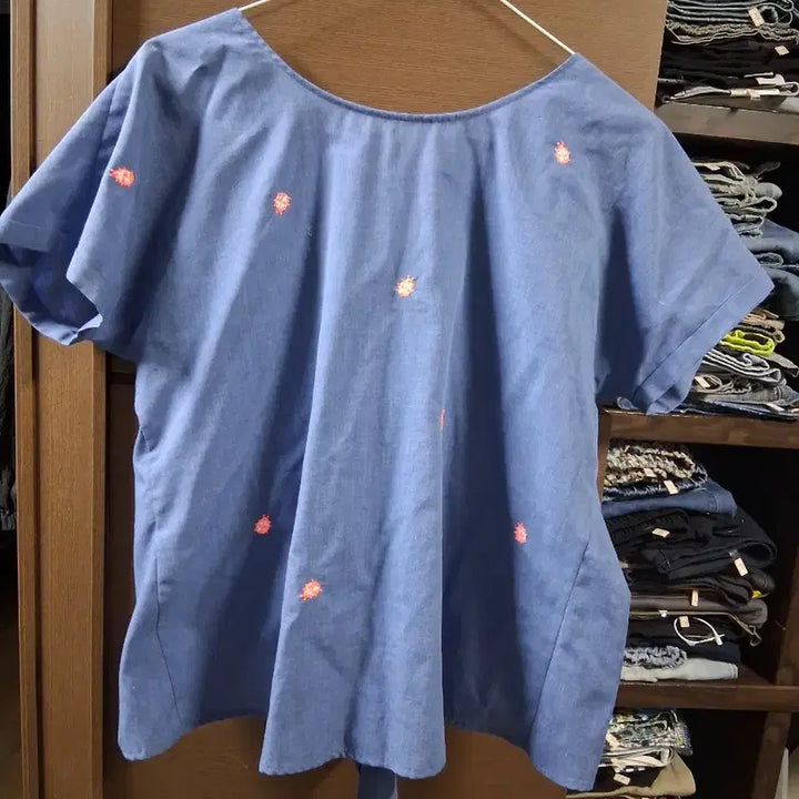 [BUNJANG] The Tilbury Blue Tie Blouse with Embroidery / 더 틸버리 블루 매듭 블라우스 자수 포인트(프리)