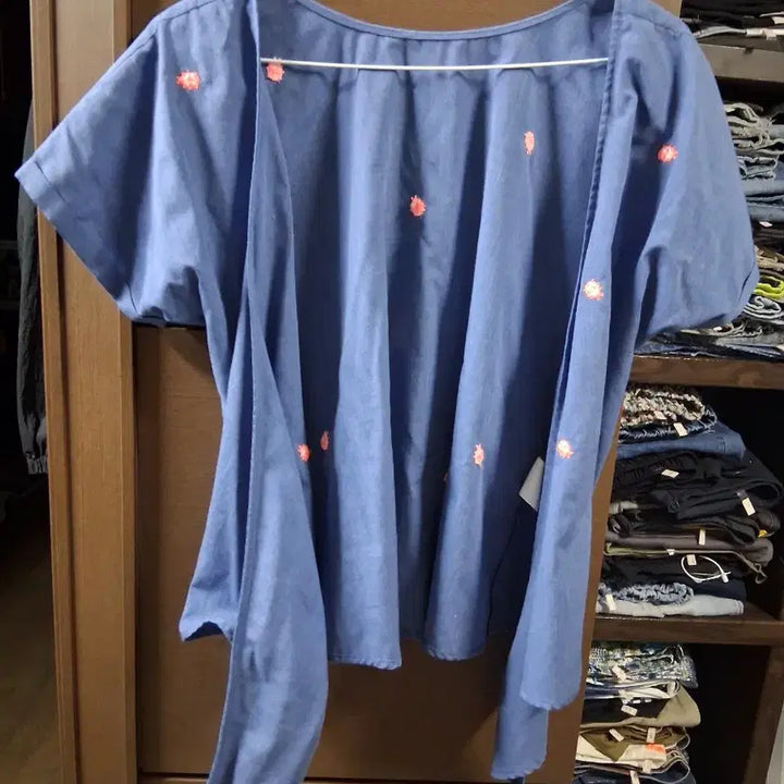 [BUNJANG] The Tilbury Blue Tie Blouse with Embroidery / 더 틸버리 블루 매듭 블라우스 자수 포인트(프리)