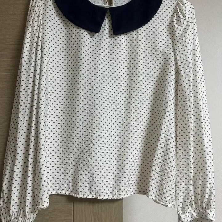 [BUNJANG] Navy Collar Heart Pattern Long Sleeve Blouse / 하트 패턴 블라우스 긴팔 카라넥