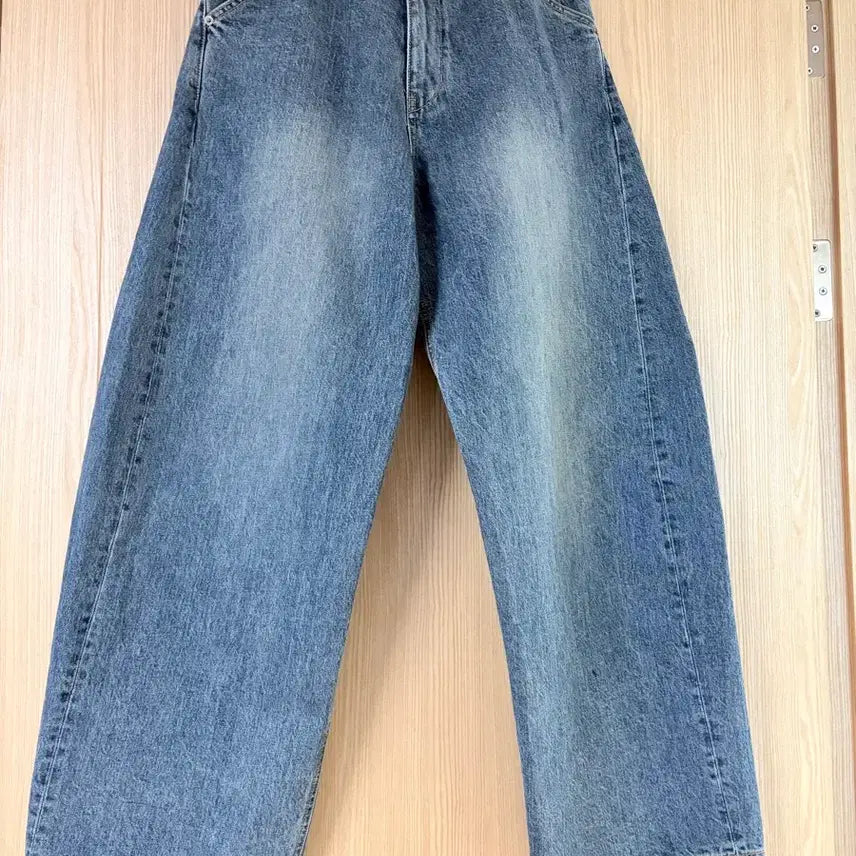 [BUNJANG] Haechingroom Wide Curved Jeans Washed Blue / [4]해칭룸 와이드 커브드 진 워시드 블루