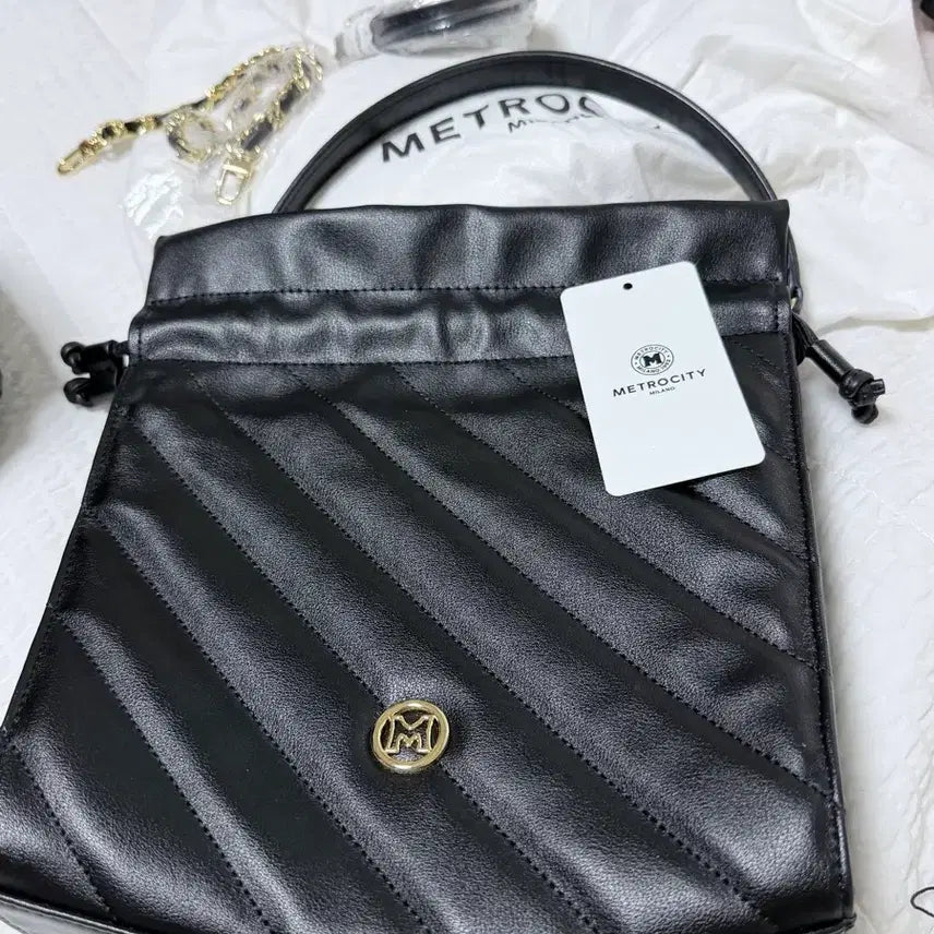 [BUNJANG] Metrociti Black Quilted Shoulder Bag with Chain Strap / 메트로시티 블랙 퀼팅 숄더백 + 체인 스트랩