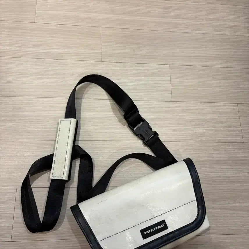 [BUNJANG] Freitag Jamie White Messenger Bag / 프라이탁 제이미 화이트